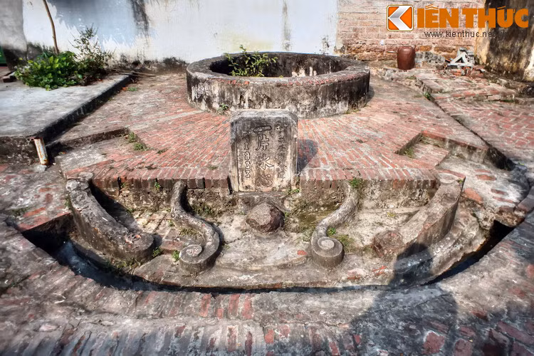 Giếng xóm Xui cũng là một giếng nước độc đáo. Giếng nước này vẫn giữ được chiếc bia đá cổ và những chi tiết kiến trúc tuổi đời nhiều thế kỷ.