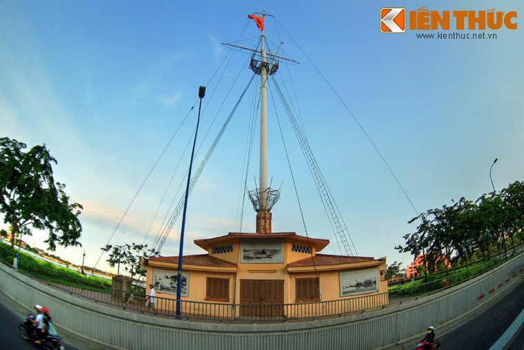 Cột cờ Thủ Ngữ gắn liền với di tích Bến Nhà Rồng, nơi người thanh niên Nguyễn Tất Thành ra đi tìm đường cứu nước ngày 5/6/1911. Đây cũng là một trong những chứng tích lịch sử của sự kiện Nam Bộ kháng chiến ngày 23/9/1945.