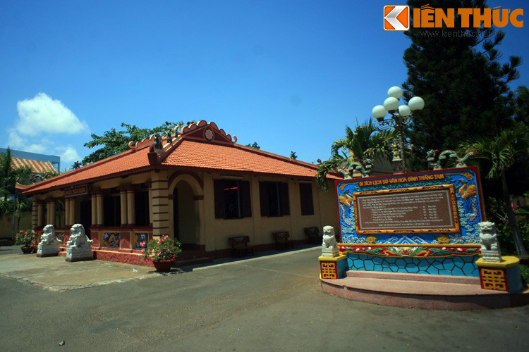 Theo đó, Vũng Tàu được nhắc đến trong sử sách từ thế kỷ 13 với tên gọi trấn Chân Bồ. Năm 1658, chúa Nguyễn Phúc Tần đưa quân đến vùng đất này và lập ba làng đầu tiên là Thắng Nhất, Thắng Nhị, Thắng Tam, được gọi là Tam Thắng, sau đổi tên thành Phước Thắng thuộc phủ Phước Tuy. Ảnh: Đình Thắng Tam, một di tích lịch sử quan trọng của Vũng Tàu.