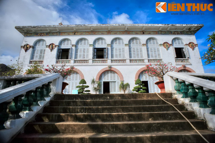 Ngoài ra, trong thời thuộc địa Vũng Tàu còn có một cái tên khác theo tiếng Pháp là Au Cap, nghĩa là “Mũi Đất”. Cái tên “Au Cap” khi được phiên âm sang tiếng Việt trở thành Ô Cấp. Cái tên này được dùng khá nhiều trong văn học nghệ thuật... Ảnh: Bạch Dinh, một dinh thự cổ nổi tiếng Vũng Tàu.