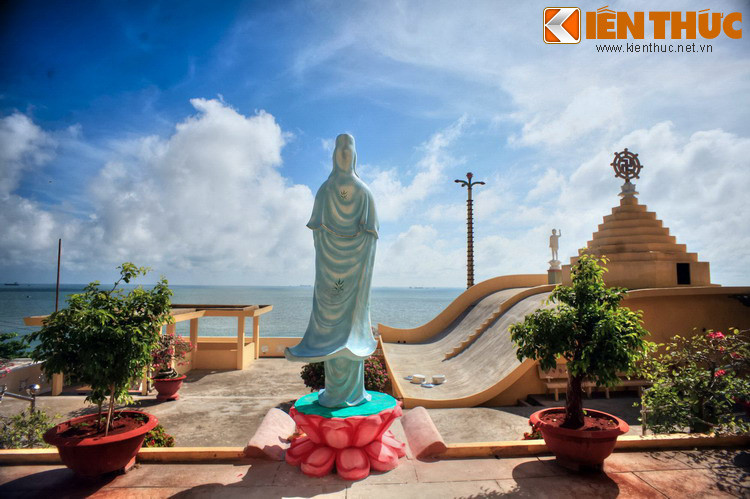 Trong An Nam đại quốc họa đồ - tấm bản đồ chính thống của nước Việt thời nhà Nguyễn, được in năm 1838 - địa danh Vũng Tàu lại được gọi là “Vịnh Tàu”. Trong tiếng Việt, “vũng” và “vịnh” là hai từ cùng được dùng để chỉ phần biển được đất liền bao bọc ở ba phía, khác biệt là “vũng” nhỏ hơn “vịnh”. Ảnh: Từ Niết Bàn Tịnh Xá nhìn ra biển Vũng Tàu.