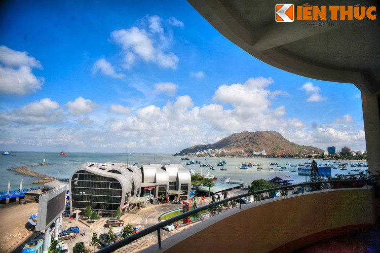 Sở dĩ người Bồ gọi vậy vì từ ngoài biển nhìn vào Vũng Tàu, họ đếm được năm ngọn núi là núi Lớn, núi Nhỏ, núi Nứa, núi Dinh, núi Thị Vải. Ảnh: Một góc thành phố Vũng Tàu với bến tàu cánh ngầm và núi Lớn ở phía xa.