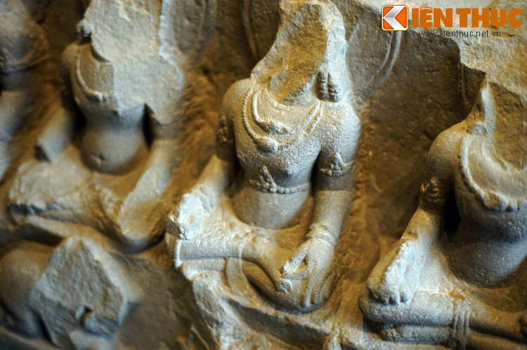 Y phục của các thần là kiểu Sampot (hình dạng như một tấm vải dài hình chữ nhật quấn quanh cơ thể với một nửa ở trước và một nửa ở sau) có vạt ngắn. Tay chân, ngực các thần để trần. Trên cổ đeo chuỗi hạt và thắt lưng có khóa hình lá đề đeo cao trên hông.