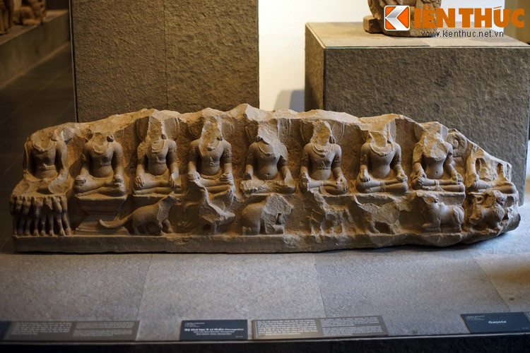 Được lưu giữ tại Bảo tàng Lịch sử TP HCM, bệ thờ 9 vị thần Navagraha là tên gọi của một hiện vật Chăm Pa cổ có một không hai từng được tìm thấy ở Việt Nam.