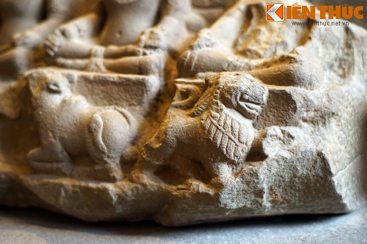 ...Yama (Diêm vương) - biểu tượng là con chó. Vayu (thần Gió) - con ngựa. Indra (thần Sấm sét) - voi thần Airavata. Shiva (thần Hủy diệt) - bò thần Nandin. Vị cuối cùng có thể là một vị vua Champa được phong thần, có vật biểu tượng là con sư tử (Singha).