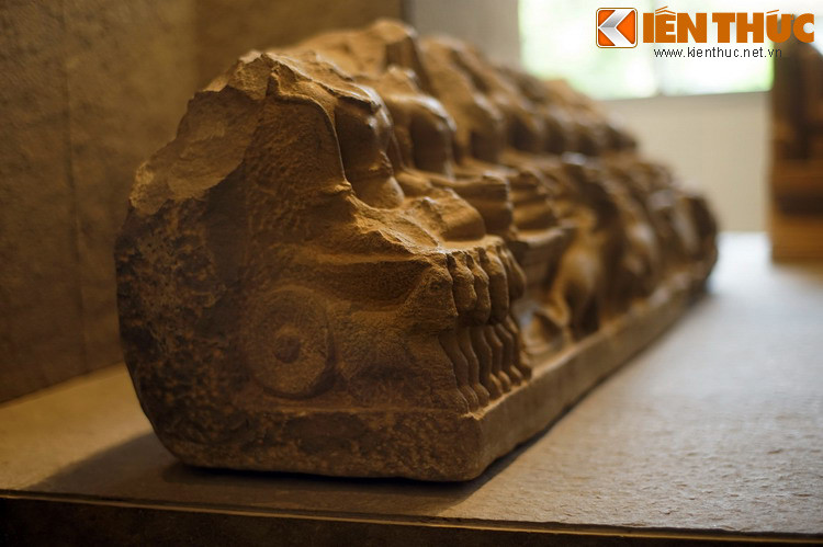 Dù không còn nguyên vẹn, hiện vật mang một giá trị đặc biệt khi là tác phẩm điêu khắc duy nhất của văn hóa Chăm thể hiện hình ảnh của Navagraha (Cửu Diệu) - 9 vị thần gắn với truyền thống của Ấn Độ về vũ trụ luận - được biết đến cho tới nay.