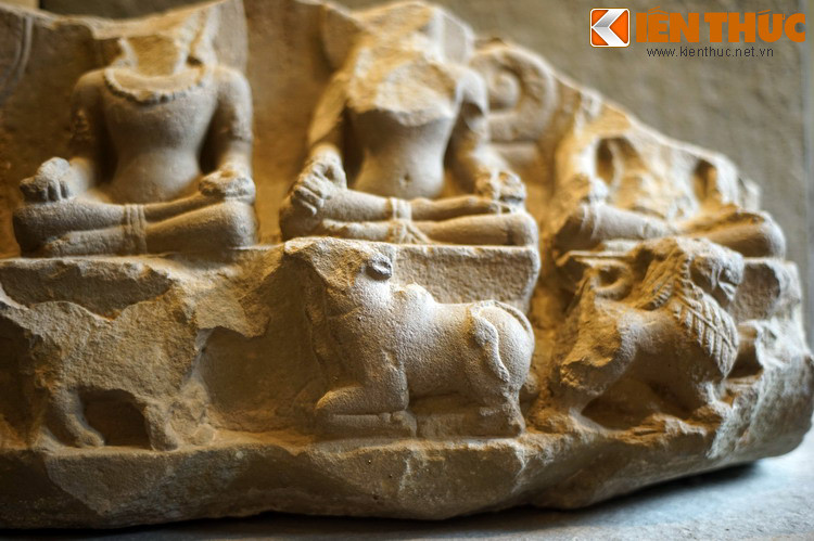 Dưới tượng có chạm nổi những con vật biểu tượng, qua đó có thể phân biệt được vị thần. Cụ thể Surya (thần Mặt trời), biểu tượng là cỗ xe ngựa kéo. Kubera (thần Tài lộc) - tay cầm quả chùy, phía sau là tòa tháp. Soma (thần Mặt trăng) - con báo. Brahma (thần Sáng tạo) - ngỗng thần Hamsa.