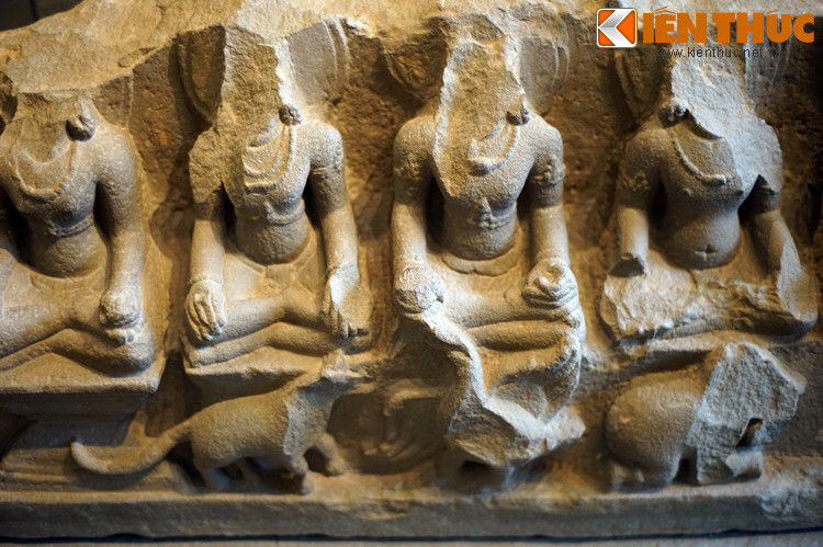 Trên bệ thờ này, các vị thần được thể hiện trong tư thế ngồi theo kiểu Ấn Độ, hai tay đặt trên gối, phần đầu đã vỡ chỉ còn lại dấu vết của những chiếc tán tượng trưng cho vầng hào quang.