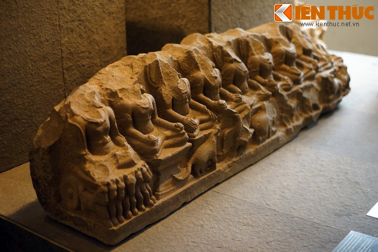 Có niên đại từ thế kỷ thứ 10, bệ thờ này làm bằng đá, được tìm thấy ở di chỉ khảo cổ học Trà Kiệu, nơi từng là kinh đô của tiểu quốc Avamarati một trong 5 tiểu quốc của vương quốc Champa.