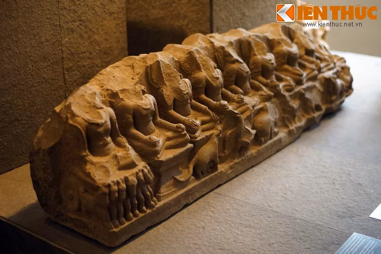 Có niên đại từ thế kỷ thứ 10, bệ thờ này làm bằng đá, được tìm thấy ở di chỉ khảo cổ học Trà Kiệu, nơi từng là kinh đô của tiểu quốc Avamarati một trong 5 tiểu quốc của vương quốc Champa.