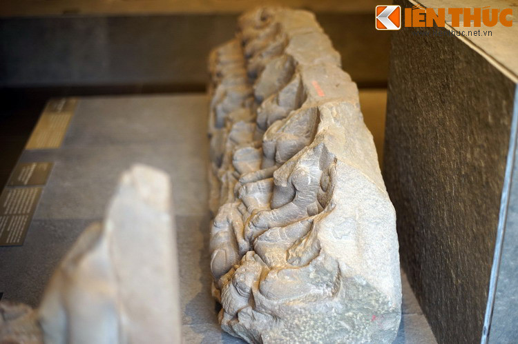 Tất cả các thần trong Navagraha đều tương ứng với chuyển động của các thiên thể nhất định trong vòng hoàng đạo, gồm sao Hỏa, sao Thủy, sao Mộc, sao Kim, sao Thổ, Mặt trời và Mặt trăng cũng như là vị trí của chúng trên bầu trời.