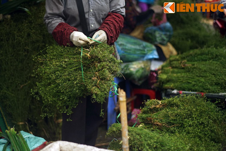 Theo quan niệm người xưa, tắm gội bằng nồi nước lá mùi trong ngày cuối cùng của năm cũ sẽ giúp trút bỏ những điều chưa toại nguyện để sẵn sàng đón nhận niềm vui trong năm mới.