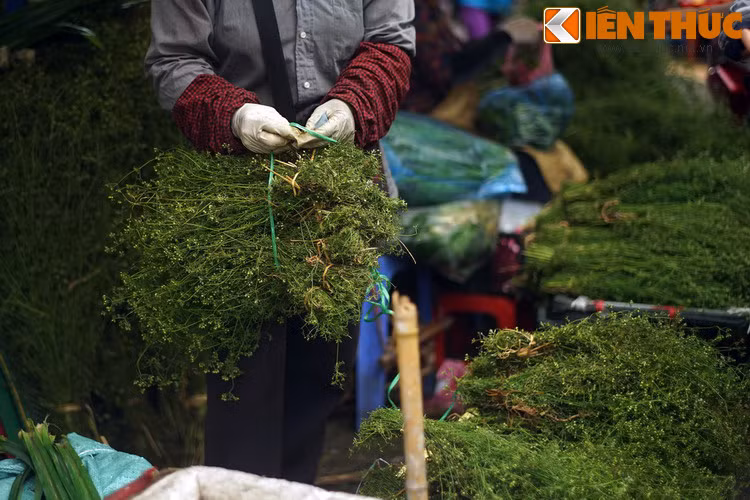 Theo quan niệm người xưa, tắm gội bằng nồi nước lá mùi trong ngày cuối cùng của năm cũ sẽ giúp trút bỏ những điều chưa toại nguyện để sẵn sàng đón nhận niềm vui trong năm mới.