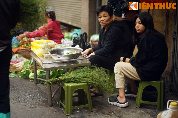 Để có được nồi nước mùi già, bó lá mùi sẽ được rửa sạch sẽ, không để nát rồi cho vào nồi nước đun.