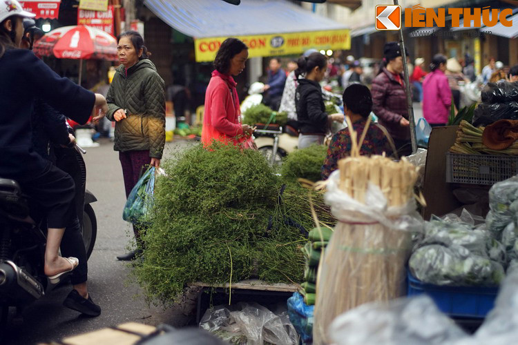 Theo kiến thức Đông y, lá mùi có vị cay, tính ấm, có tác dụng lưu thông khí huyết, giải tỏa căng thẳng thần kinh phục hồi sức khỏe. Điều này thích hợp cho việc “tẩy trần” vào ngày cuối năm.