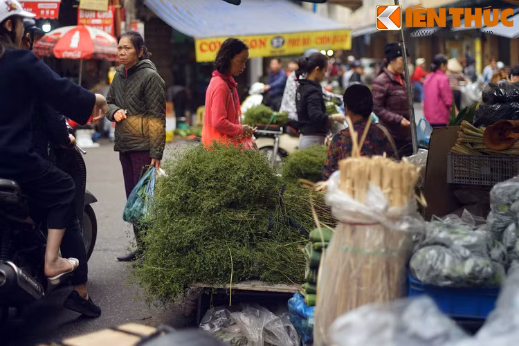 Theo kiến thức Đông y, lá mùi có vị cay, tính ấm, có tác dụng lưu thông khí huyết, giải tỏa căng thẳng thần kinh phục hồi sức khỏe. Điều này thích hợp cho việc “tẩy trần” vào ngày cuối năm.