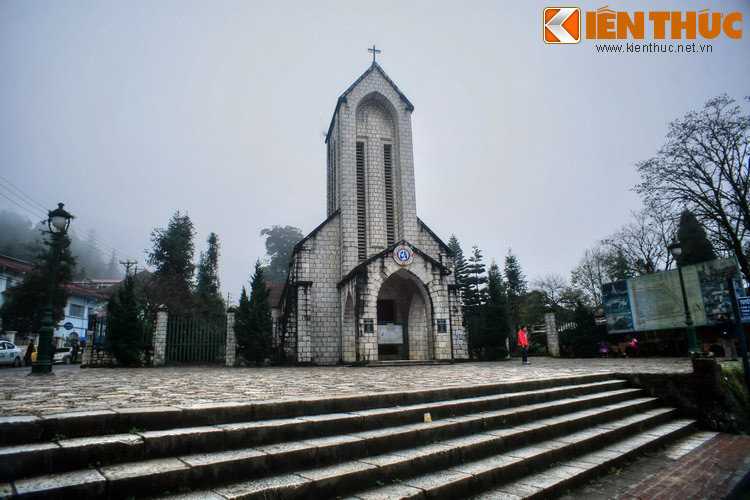 Vào thời thuộc địa, tên hành chính của Sa Pa trên bản đồ của người Pháp là “Chapa” theo phiên âm La tinh, vì âm "S" phát âm cứng gần như "Ch" trong tiếng Pháp và "S" trong tiếng Việt chuẩn. Ảnh: Nhà thờ đá Sa Pa.