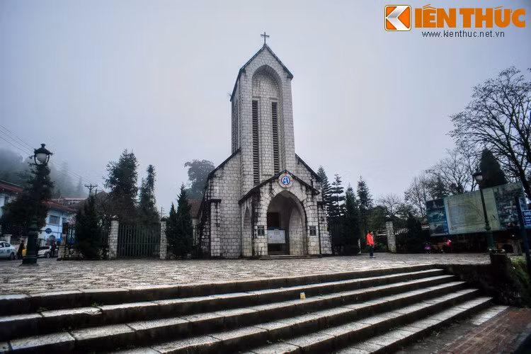 Vào thời thuộc địa, tên hành chính của Sa Pa trên bản đồ của người Pháp là “Chapa” theo phiên âm La tinh, vì âm "S" phát âm cứng gần như "Ch" trong tiếng Pháp và "S" trong tiếng Việt chuẩn. Ảnh: Nhà thờ đá Sa Pa.