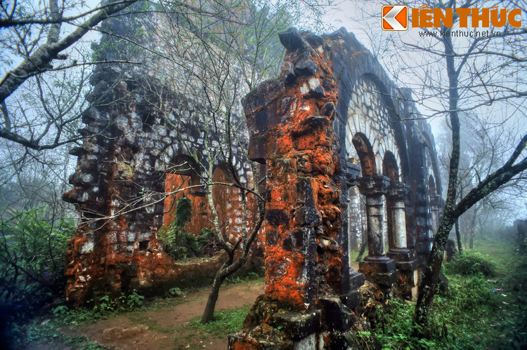 Ngoài phường Sa Pả, nhiều tên gọi địa danh trong phạm vi thị xã Sa Pa cũng có nguồn gốc từ tiếng H’Mông như Lao Chải, San Sả Hồ, Sử Pán, Suối Thầu, Tả Phìn, Tả Giàng Phình... Ảnh: Tu viện Tả Phìn ở xã Tả Phìn, Sa Pa.