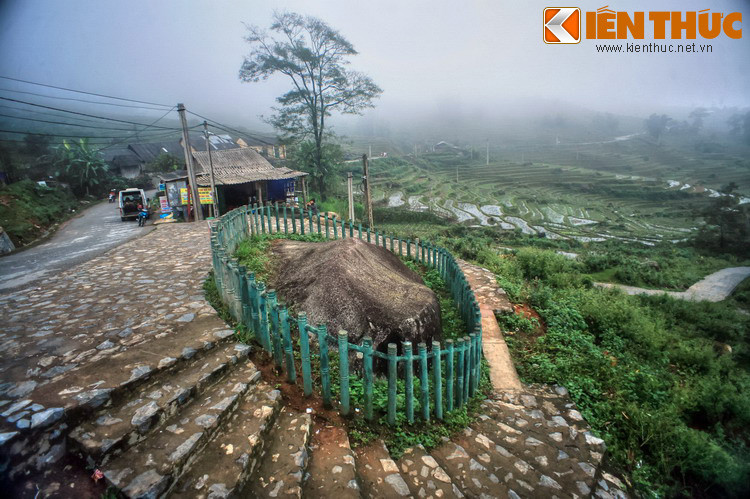 Từ năm 1945, tên gọi Sa Pa chính thức được sử dụng trong các văn bản hành chính của Việt Nam. Ngoài ra, cách viết "Sapa" cũng được chấp nhận rộng rãi bên cạnh "Sa Pa". Ảnh: Bãi đá cổ Sa Pa.