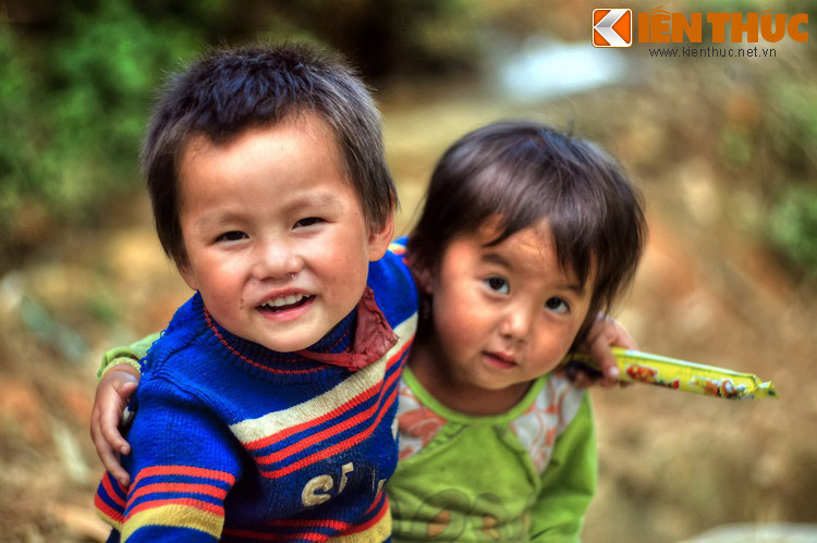 Theo các nhà nghiên cứu văn hóa, cái tên Sa Pa cũng có nguồn gốc từ tiếng nói của người H’Mông - một dân tộc đã định cư lâu đời trên mảnh đất này. Tên gọi "chuẩn" mà người H'Mông gọi dùng để gọi Sa Pa là "Sa Pả". Ảnh: Trẻ em H'Mông ở Sa Pa.