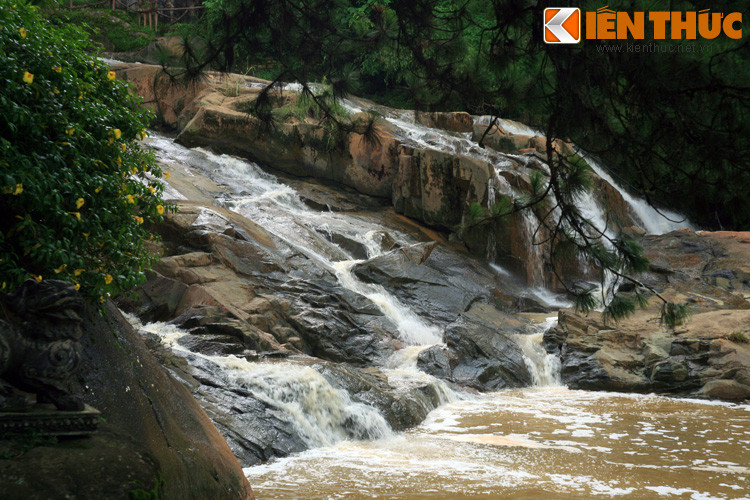 Theo cách giải thích phổ biến nhất, tên gọi Đà Lạt bắt nguồn từ “Đạ Lạch”, là tên gọi của đoạn suối thuộc dòng suối Cẩm Lệ, chảy từ hồ Than Thở tới thác Cam Ly ngày nay. Ảnh: Thác Cam Ly, một thắng cảnh của Đà Lạt.