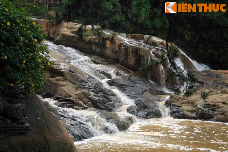 Theo cách giải thích phổ biến nhất, tên gọi Đà Lạt bắt nguồn từ “Đạ Lạch”, là tên gọi của đoạn suối thuộc dòng suối Cẩm Lệ, chảy từ hồ Than Thở tới thác Cam Ly ngày nay. Ảnh: Thác Cam Ly, một thắng cảnh của Đà Lạt.