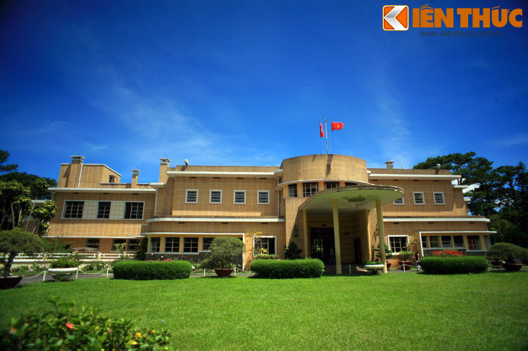 Câu này nghĩa là: “Cho người này nguồn vui, cho kẻ khác sức khỏe”, được cho là khẩu hiệu do những người Pháp đặt ra khi kiến thiết khu nghỉ dưỡng trên cao nguyên Langbiang. Ảnh: Dinh thự của vua Bảo Đại (Dinh 3) ở Đà Lạt.