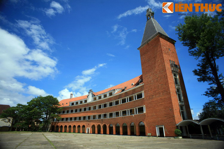 Tuy nhiên, nhiều người cho rằng người Pháp đã nghĩ ra câu “Dat Aliis Laetitiam Aliis Temperiem” dựa trên cái tên Đà Lạt (người Pháp viết là Dalat), chứ không phải từ câu La tinh này mà thành tên Đà Lạt. Ảnh: Trường Cao đẳng Sư phạm Đà Lạt.