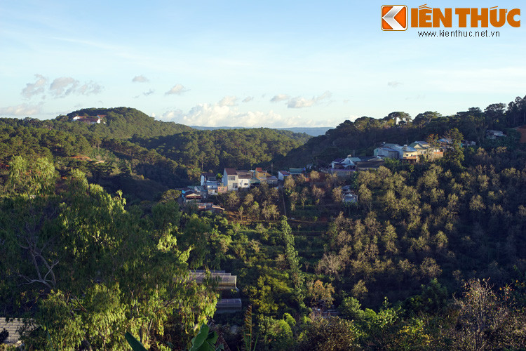 Do cảnh quan thiên nhiên tươi đẹp và sở hữu nhiều công trình kiến trúc Pháp, thành phố Đà Lạt còn được gọi bằng nhiều cái tên khác như "Thành phố mù sương", "Thành phố ngàn thông", "Thành phố ngàn hoa", "Xứ hoa Anh Đào" hay "Tiểu Paris"... Ảnh: Cảnh núi đồi, rừng thông ở Đà Lạt.