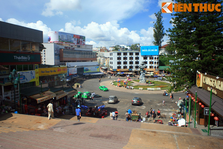 Theo các tư liệu lịch sử, khi xây dựng chợ Đà Lạt mới vào năm 1937, người ta đã đề dòng chữ “Dat Aliis Laetitiam Aliis Temperiem” trên tường đầu hồi của công trình, phía trên là huy hiệu thành phố hình tròn, tạc hình một đôi thanh niên nam nữ người dân tộc bản địa. Ảnh: Chợ Đà Lạt.