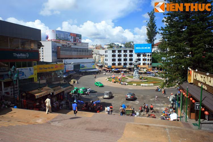 Theo các tư liệu lịch sử, khi xây dựng chợ Đà Lạt mới vào năm 1937, người ta đã đề dòng chữ “Dat Aliis Laetitiam Aliis Temperiem” trên tường đầu hồi của công trình, phía trên là huy hiệu thành phố hình tròn, tạc hình một đôi thanh niên nam nữ người dân tộc bản địa. Ảnh: Chợ Đà Lạt.