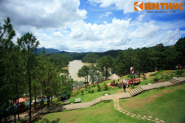 Trong tên địa danh Đạ Lạch, “Đạ” hay “Đak” nghĩa là “nước” hay “suối” theo ngôn ngữ của người K’ho, còn “Lạch” là tên một bộ tộc K’ho sống ở vùng cao nguyên Langbiang, nơi có con suối chảy qua. Như vậy Đạ Lạch nghĩa là “con suối của người Lạch”. Ảnh: Thung lũng Tình yêu ở Đà Lạt.