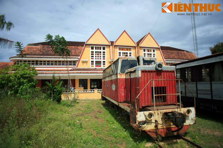 Theo cách giải thích thứ ba, chữ “Đà” trong “Đà Lạt” đọc gần như “đa” nghĩa là “nhiều”, Lạt gần với “Lạc” nghĩa là “vui”. Vì thế Đà Lạt là tên gọi biến đổi từ “Đa Lạc”, mang ý nghĩa là miền đất đầy ắp niềm vui. Ảnh: Ga Đà Lạt.