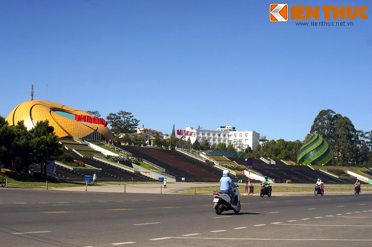 Nhưng cách giải thích này không được các nhà nghiên cứu lịch sử ghi nhận và cũng được biết đến ít hơn so với hai cách giải thích tên gọi Đà Lạt đã nêu ở trên. Ảnh: Quảng trường Thành phố Đà Lạt.