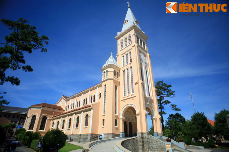 Theo cách giải thích thứ hai, tên gọi Đà Lạt là ghép 5 chữ cái đầu của các từ trong câu tiếng La Tinh “Dat Aliis Laetitiam Aliis Temperiem”. Ảnh: Nhà thờ Chính tòa (nhà thờ Con Gà) Đà Lạt.