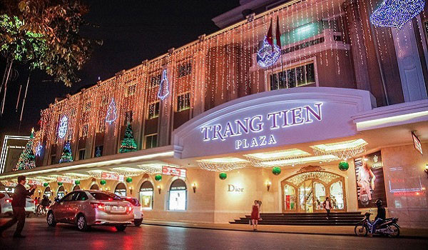 Phố Tràng Tiền và TTTM Tràng Tiền Plaza (bên phải) ngày nay.