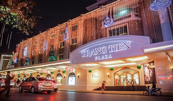 Phố Tràng Tiền và TTTM Tràng Tiền Plaza (bên phải) ngày nay.