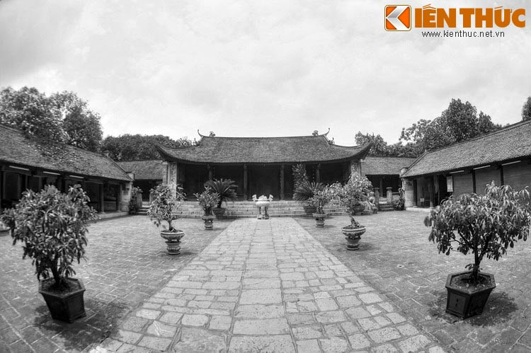 Theo một lời kể khác thì chính vua An Dương Vương đã dùng bảo kiếm của mình chọc thủng mắt rồng để chế ngự bản tính hung dữ của nó. Sau đó, vua cho dựng chính điện trên đầu rồng.