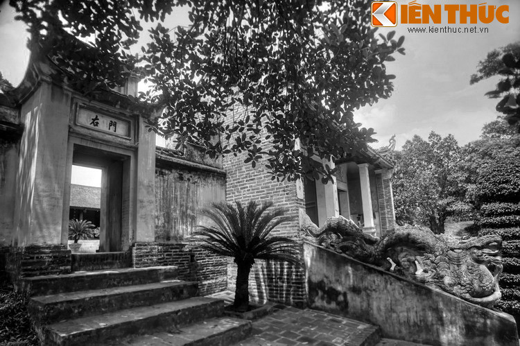 Tương truyền, cuộc hỗn chiến của bầy rồng kết thúc khi con rồng khỏe nhất chiếm lĩnh được hòn ngọc và ngậm vào mồm. Nhưng nó cũng bị hỏng một mắt trong khi quần thảo.