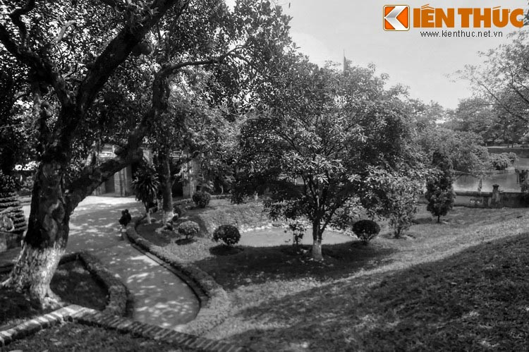 Hai hố tròn trong khuôn viên đền chính là hai mắt của con rồng thuở nào. Hố không có nước là mắt rồng bị chột, còn hố có nước là mắt rồng còn lành...