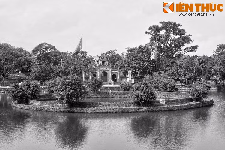 Truyền thuyết này kể rằng, sau khi An Dương Vương lên ngôi, ông lệnh cho các thầy địa lý tìm khắp cõi Âu Lạc xem ở đâu có thế đất đẹp để dựng kinh đô. Sau hàng tháng trời tìm kiếm, các thầy đã tìm thấy một vùng đất lý tưởng.