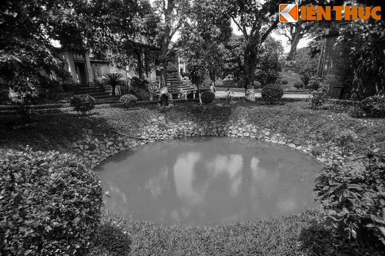 Trong khuôn viên có hai hố sâu hình tròn, mà người đời truyền tụng là “mắt rồng”. Một hố luôn đầy ắp nước dù là mùa hạn, trong khi hố kia luôn khô cạn ngay cả khi mưa như trút. Điều này gắn với một truyền thuyết phong thủy được lưu truyền hàng ngàn năm qua.