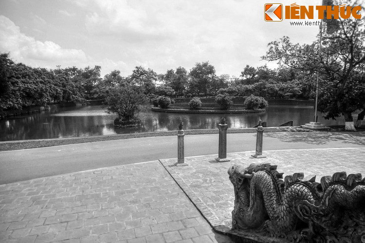 An Dương Vương quyết định dời đô từ Phong Châu (nay là Lâm Thao, Phú Thọ) về vùng đất mới. Khi đoàn thuyền của vua đến, nơi đây đang xảy ra một cảnh tượng lạ kỳ: Chín con rồng quần nhau để giành một hòn ngọc lớn.