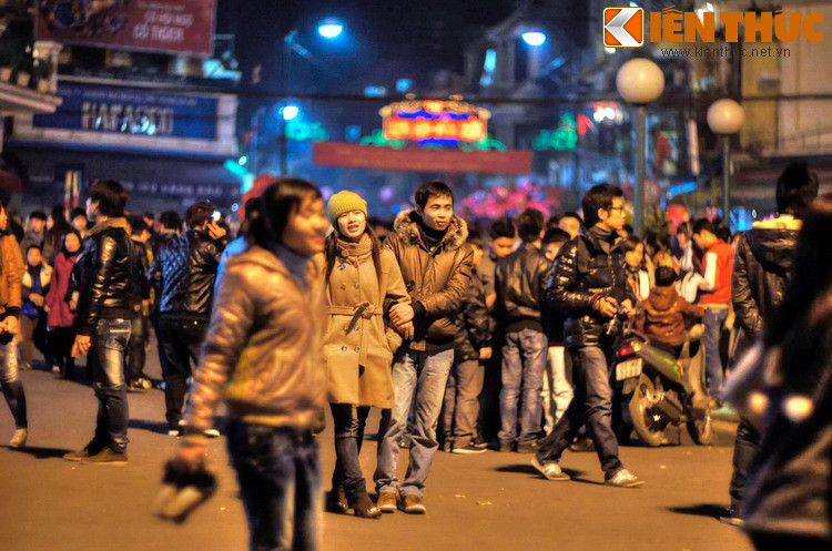 Ở Ngã năm Bờ Hồ, mọi người háo hức đón nhận thời khắc chuyển giao giữa năm cũ và năm mới.