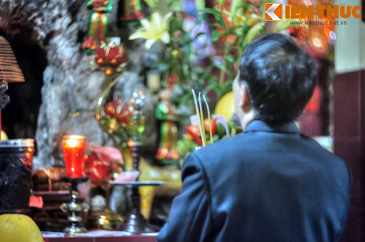 Trong những phút đầu tiên của năm Tân Mão, nhiều người ghé thăm đền chùa để cầu an lành cho người thân và gia đình.