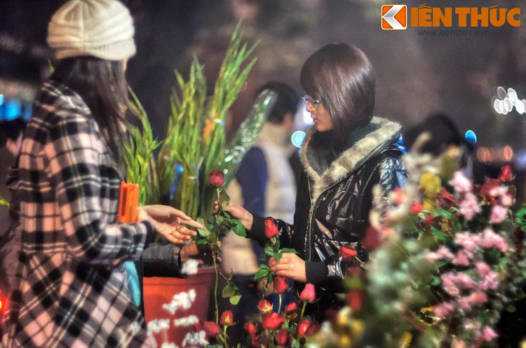 Một cô gái chọn mua hoa hồng đỏ vào thời khắc Giao thừa.