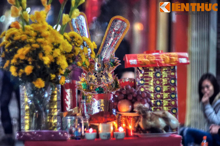 Ánh nến lung linh từ mâm cỗ cúng giao thừa của một gia đình điểm tô cho thời khắc thiêng liêng liêng nhất của ngày Tết cổ truyền.