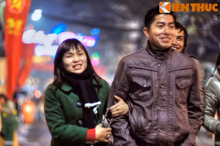 Trời càng rét, khoảnh khắc vai kề vai càng trở nên ấm áp.