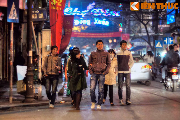 Góc phố Hàng Cá - Hàng Đường trước thềm giao thừa. Nhiều người đi bộ từ phía chợ Đồng Xuân hướng về bờ hồ, vừa đi vừa cảm nhận cái rét ngọt ngào.